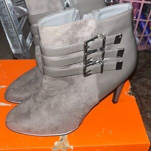 SAM & LIBBY. Women’s size 9.5 Ankle Boots
Like New/Worn once